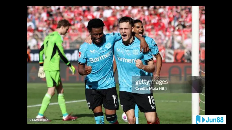 Cầu thủ Bayer Leverkusen điều chỉnh vị trí để tạo khoảng trống trước hàng phòng ngự của Union Berlin Cầu thủ Bayer Leverkusen điều chỉnh vị trí để tạo khoảng trống trước hàng phòng ngự của…