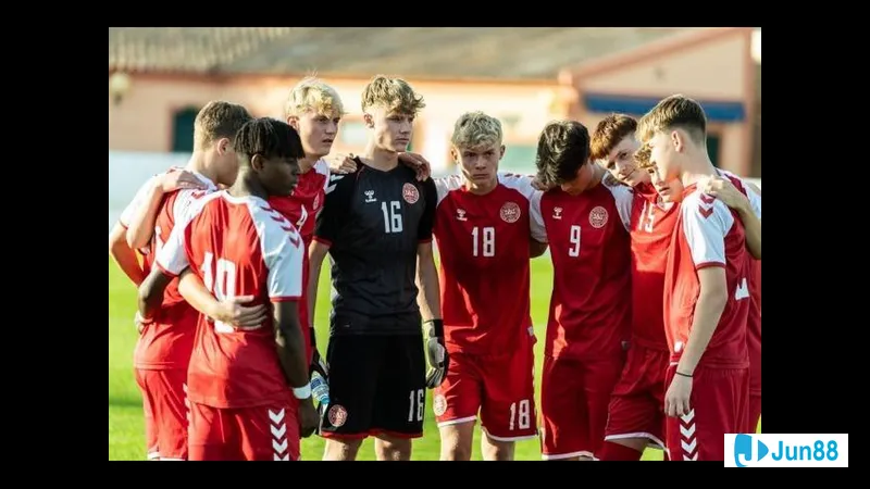 Cầu thủ Đan Mạch U17 vượt qua hậu vệ Andorra U17 để tạo khoảng trống cho đồng đội. Cầu thủ Đan Mạch U17 vượt qua hậu vệ Andorra U17 để tạo khoảng trống cho đồng đội.