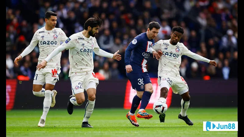 Cầu thủ PSG ăn mừng sau khi ghi bàn vào lưới của đội Lille Cầu thủ PSG ăn mừng sau khi ghi bàn vào lưới của đội Lille