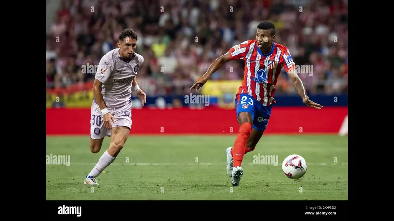Hậu vệ của Girona dũng cảm chặn đứng cầu thủ Atletico Madrid đang băng qua từ cánh trái.