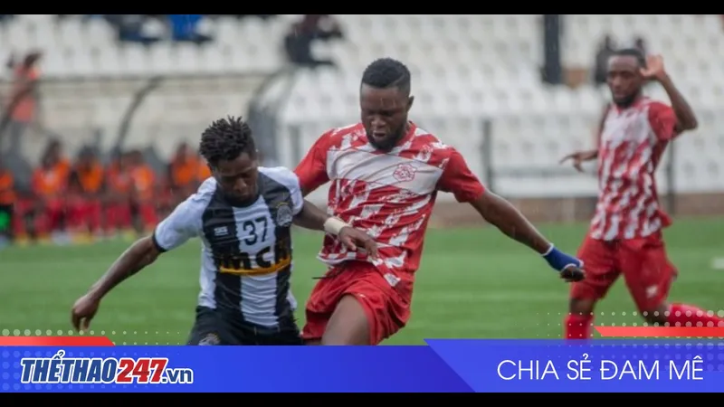 Cầu thủ của Lubumbashi Sport đang tranh chấp bóng với cầu thủ của đội Manika trên sân cỏ Cầu thủ của Lubumbashi Sport đang tranh chấp bóng với cầu thủ của đội Manika trên sân cỏ