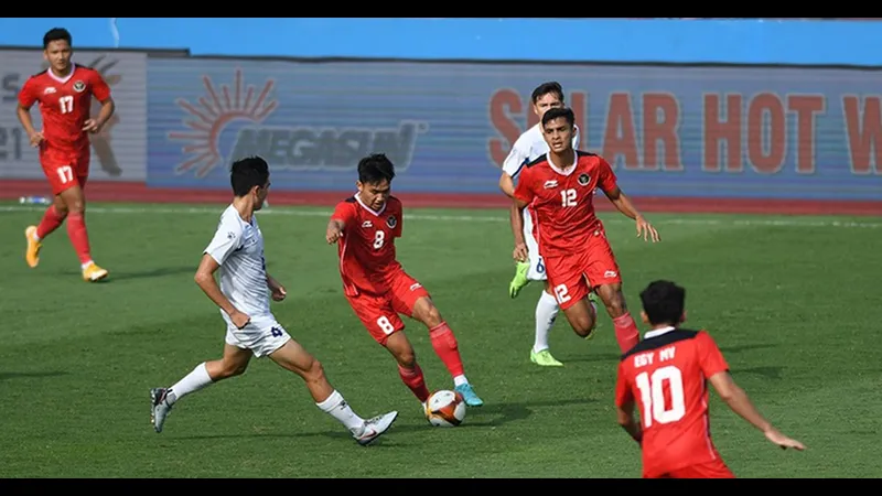 Cầu thủ U22 Indonesia với tốc độ nhanh vượt qua cầu thủ U22 Philippines trong trận đấu Cầu thủ U22 Indonesia với tốc độ nhanh vượt qua cầu thủ U22 Philippines trong trận đấu