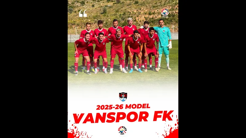 Cầu thủ Vanspor FK và Bodrumspor tranh chấp bóng trên sân
