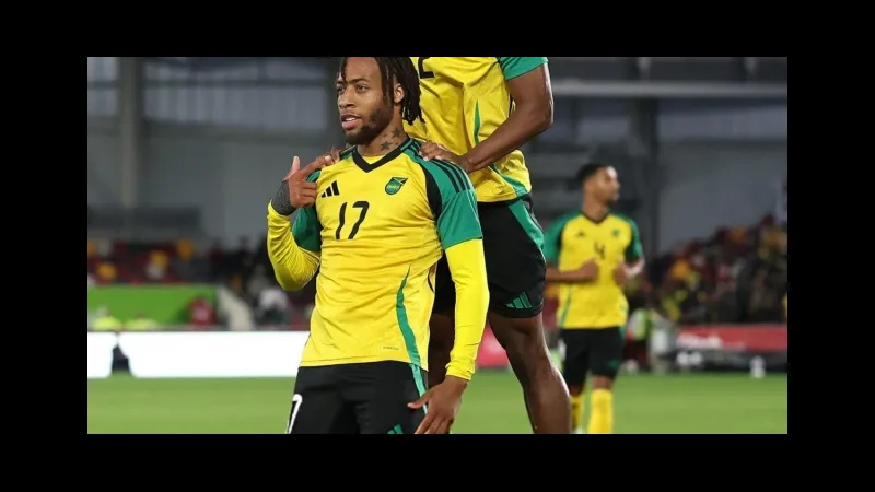 Cầu thủ New Caledonia và Jamaica tranh chấp bóng trên sân - Phân tích chiến Cầu thủ New Caledonia và Jamaica tranh chấp bóng trên sân - Phân tích chiến