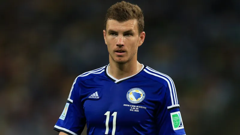 Cầu thủ Bosnia & Herzegovina đang tấn công kịch tính trước Wales Cầu thủ Bosnia & Herzegovina đang tấn công kịch tính trước Wales
